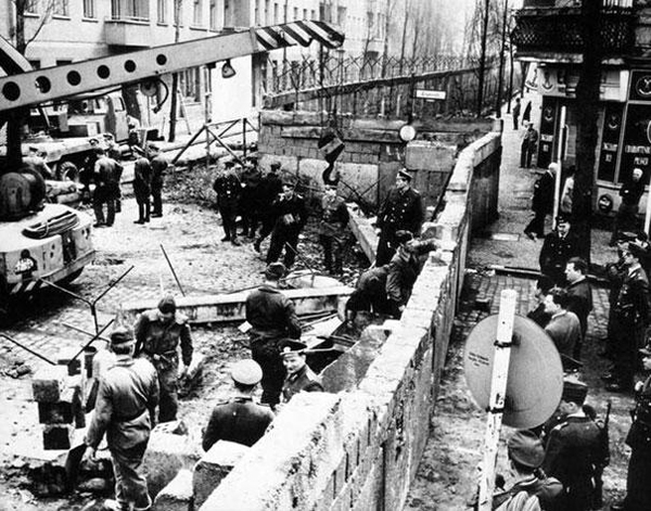 18-Construction-of-the-Berlin-wall-1961
