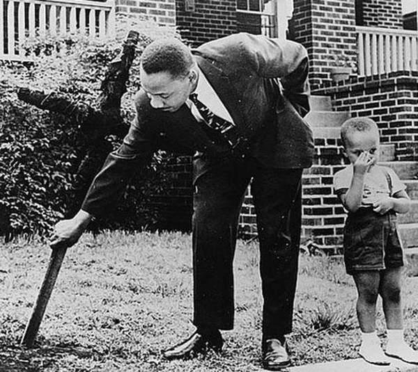 24-Martin-Luther-King-with-his-son-removing-a-burnt-cross-from-their-front-yard-1960